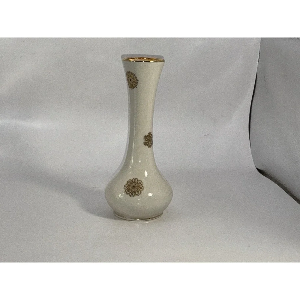 Small White Vase With Flowers Trimmed In‎ 22k Gold Made In U.S.A 6.5 X 3